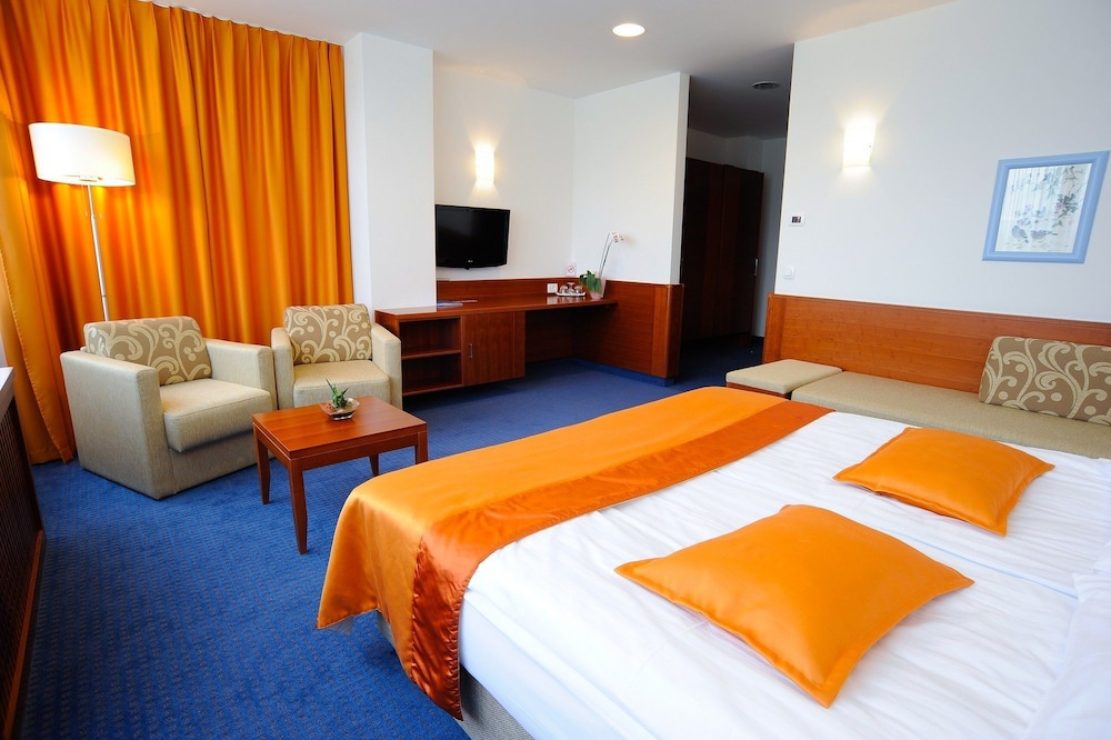 Double Room, 1 Double Bed, Accessible, Courtyard View
