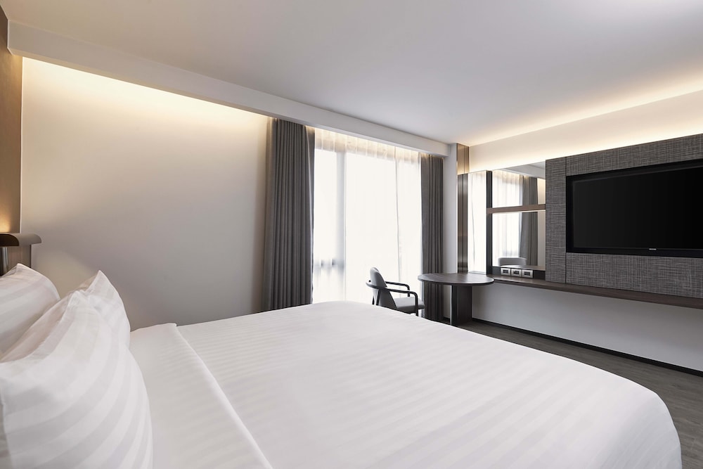 Premier Corner King Room thumbnail 5