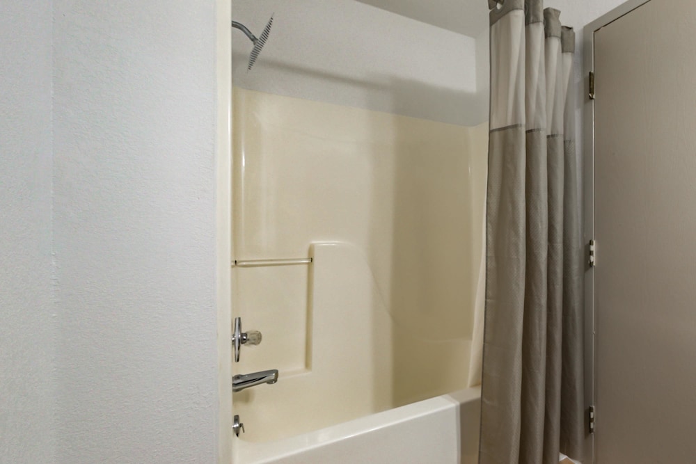 Deluxe Room, 1 King Bed, Non Smoking, Refrigerator & Microwave photo 3