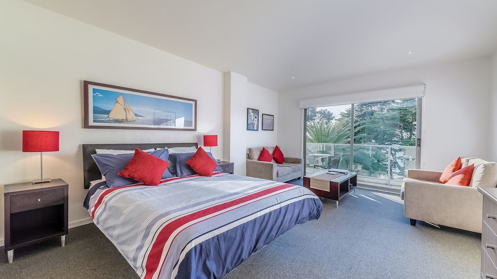Studio Apartment Sleeps 5 [1Queen in Living room (sleep 2) – 1single+1bunk in Dining area (sleep 3)] photo 1