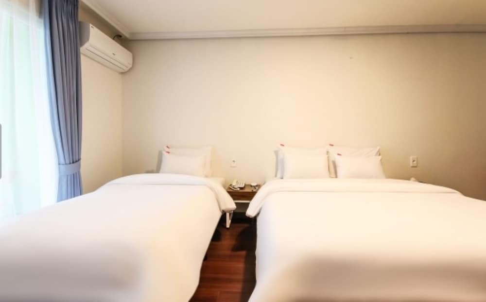 Room (Twin)