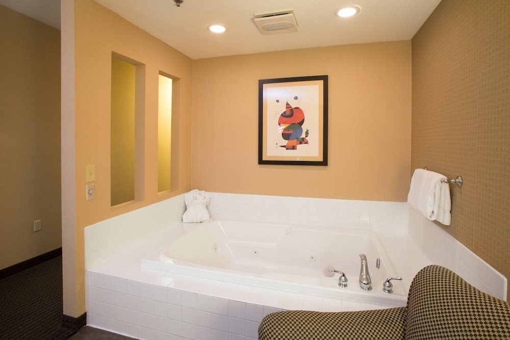 Suite, 1 King Bed, Jetted Tub