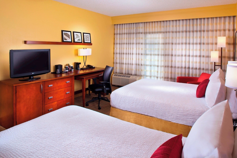 Room, 2 Queen Beds, Balcony - Photo 1