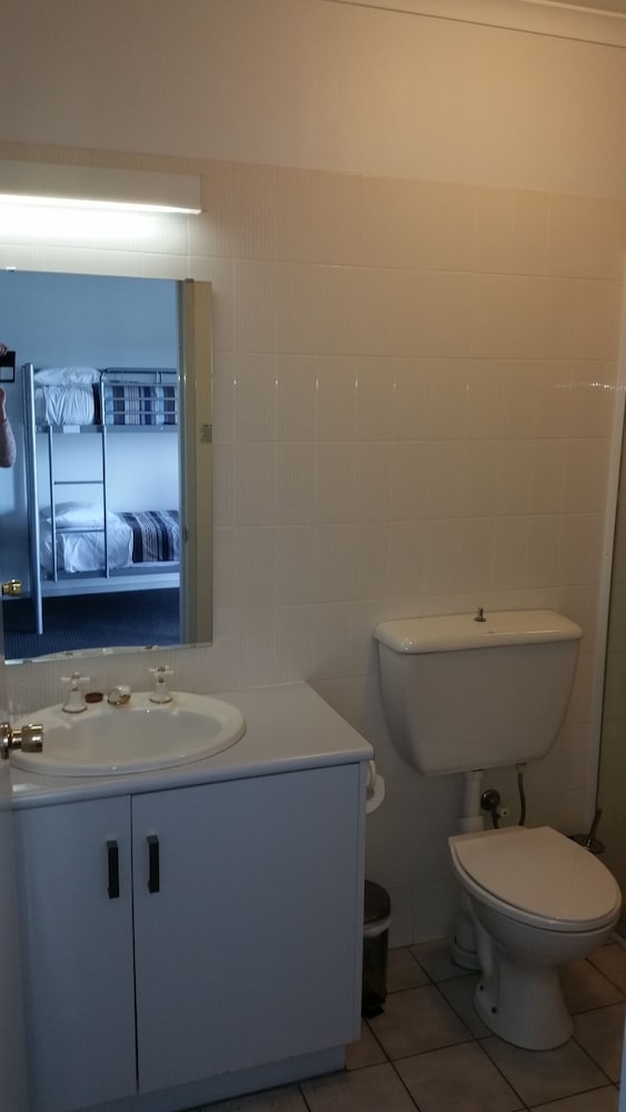 Standard Room, Non Smoking (Standard Room - Sleeps 4) photo 2