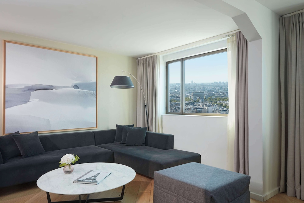Regency Executive Suite - Photo 5