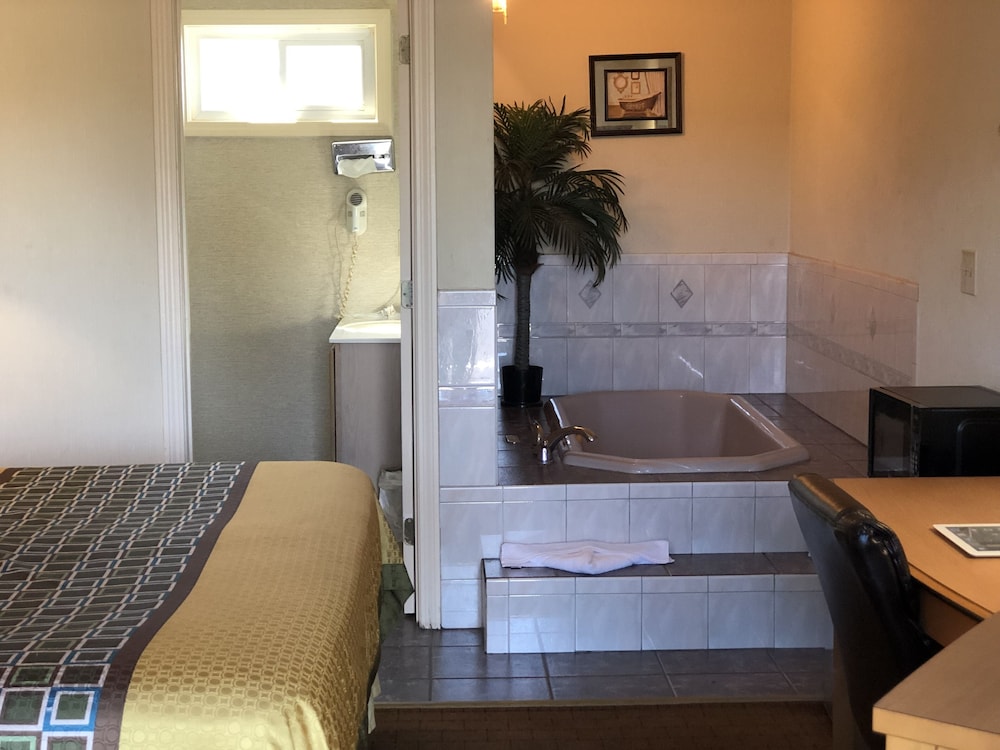 Standard Room, 1 King Bed, Smoking, Jetted Tub photo 3