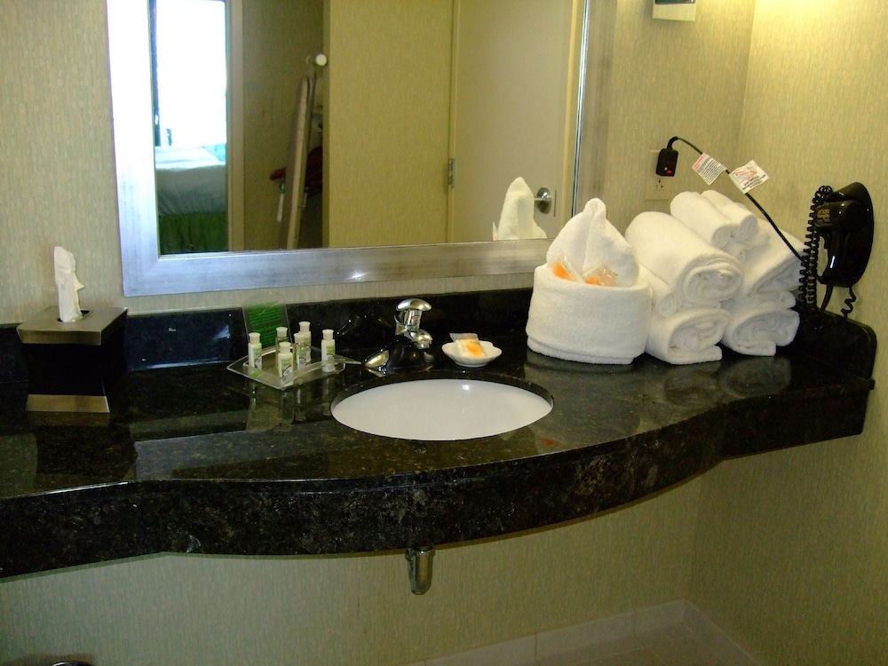 Suite, Multiple Beds, Oceanfront - Photo 8