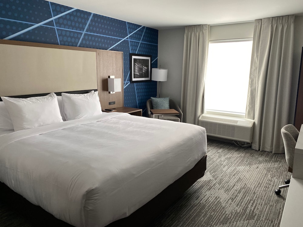 Premium Suite, 1 King Bed, Accessible, Non Smoking - Photo 2