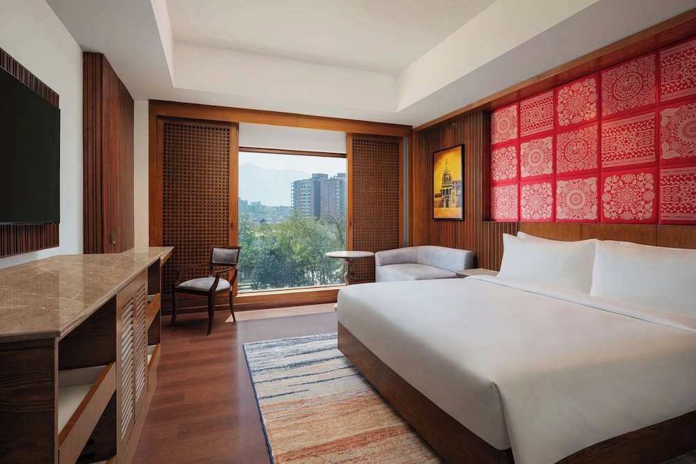 Executive Suite, 1 King Bed, City View - Photo 2