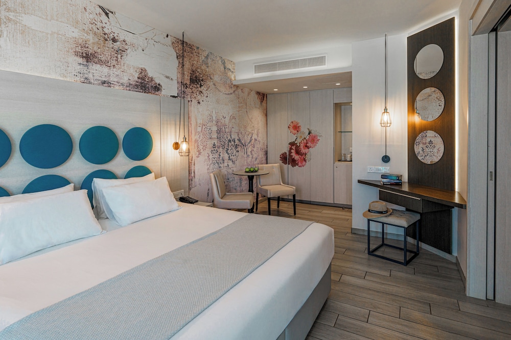 One Bedroom Suite - Pool View - Photo 4