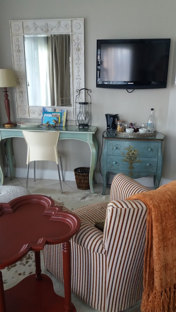 Luxury Room, 1 Bedroom, Ocean View, Garden Area photo 2