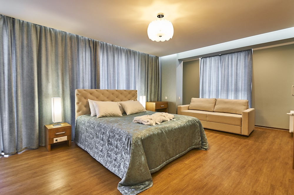 Deluxe Room, 1 King Bed With Sofa Bed photo 1