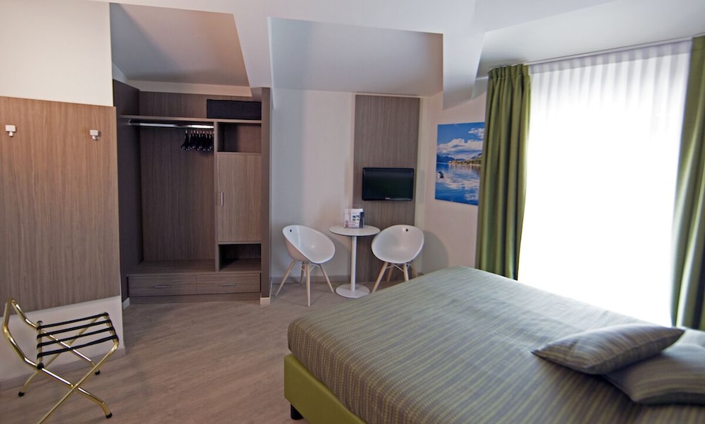 Double or Twin Room, Balcony, Partial Lake View - Photo 9