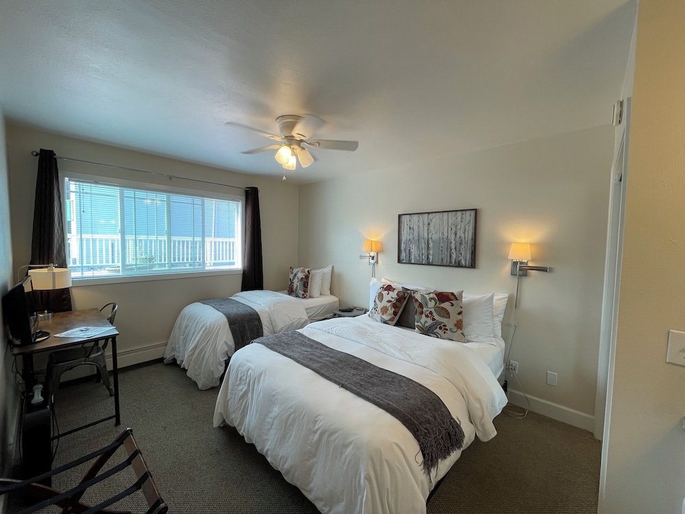 "Private Room, Queen and Twin Bed, Private Bathroom, Room B, Arctic Fox