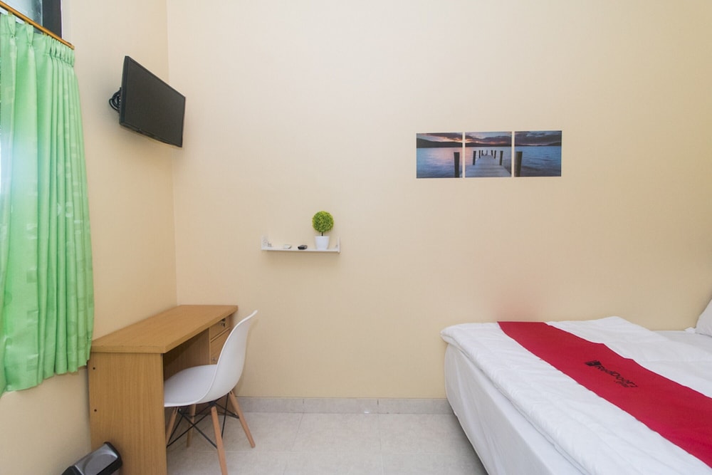 Double Room (Reddoorz) photo 3