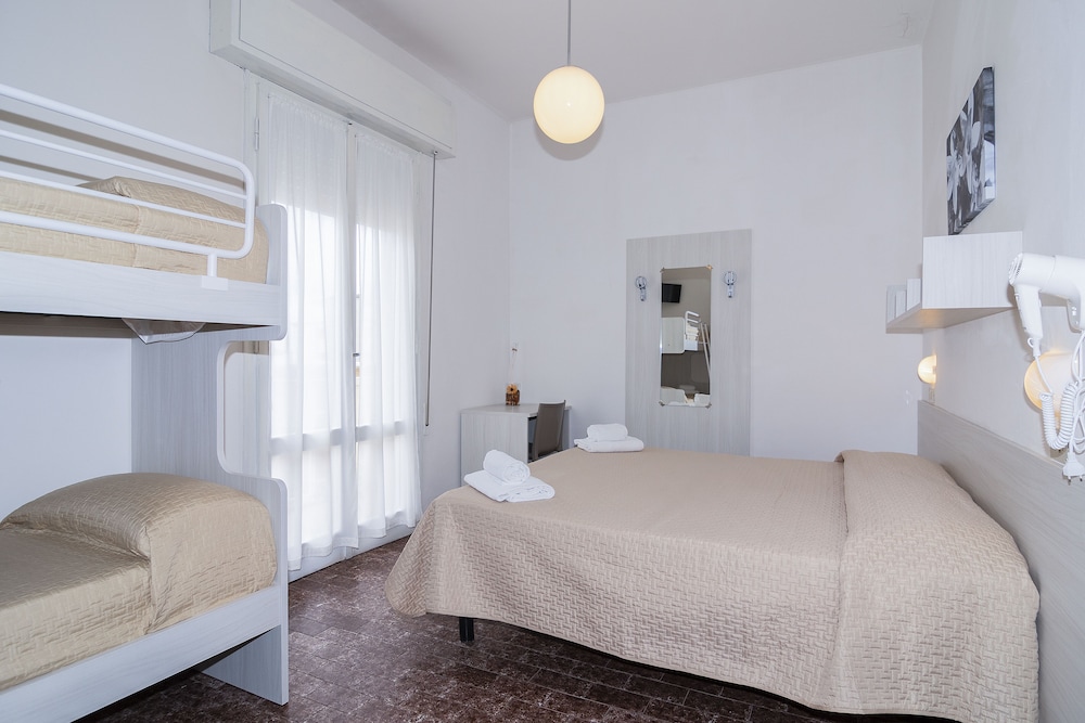 Superior Quadruple Room, Partial Sea View