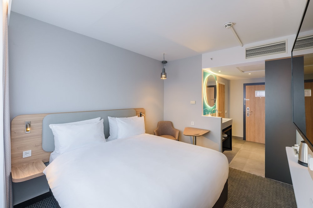 Standard Room, 1 Queen Bed - Photo 5