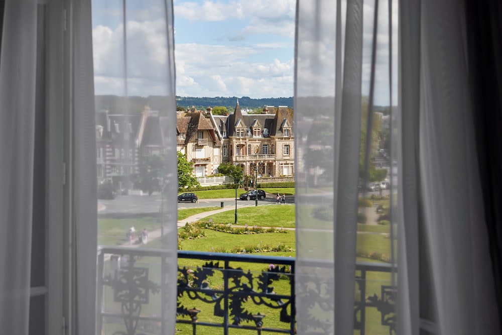 Chambre Familiale, 1 très grand lit et 1 canapé-lit, vue jardin