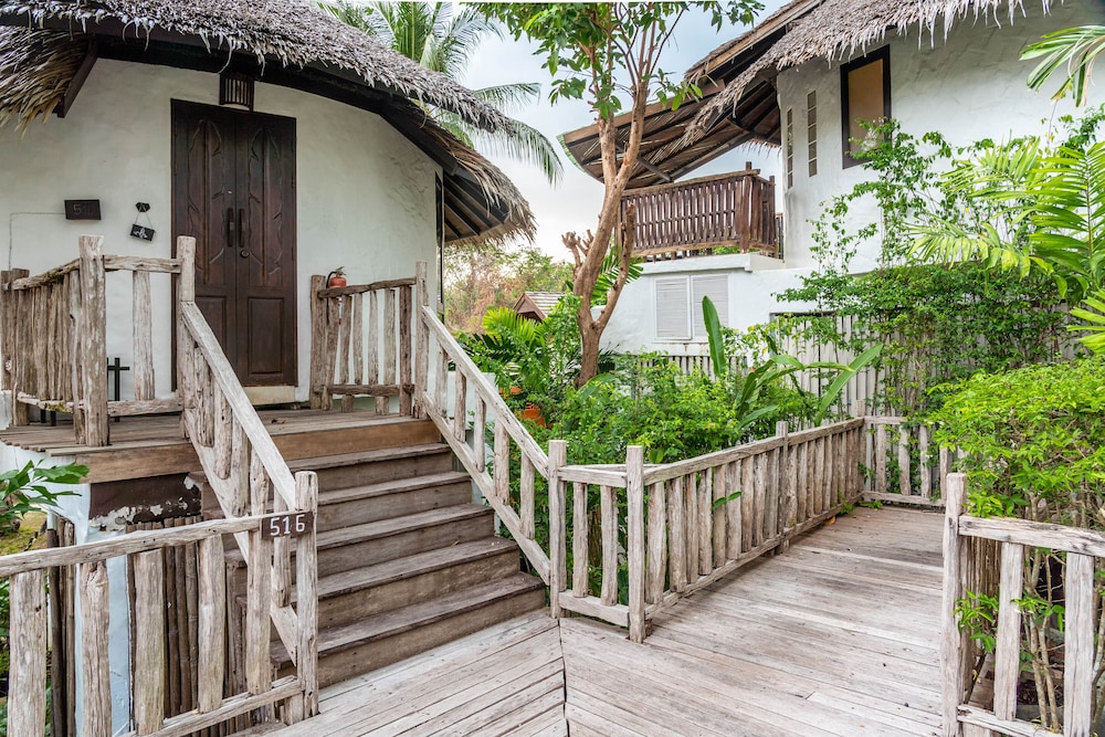 AANA Villa with Plunge Pool Garden View - Photo 2
