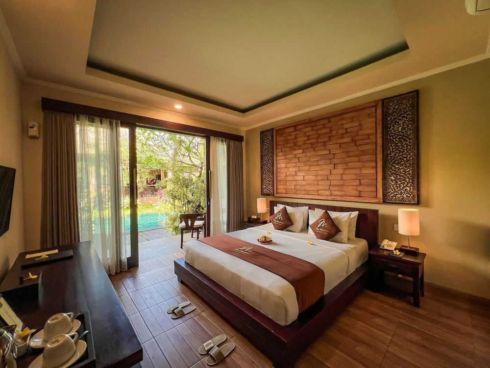 King Suite with Pool View - Photo 6