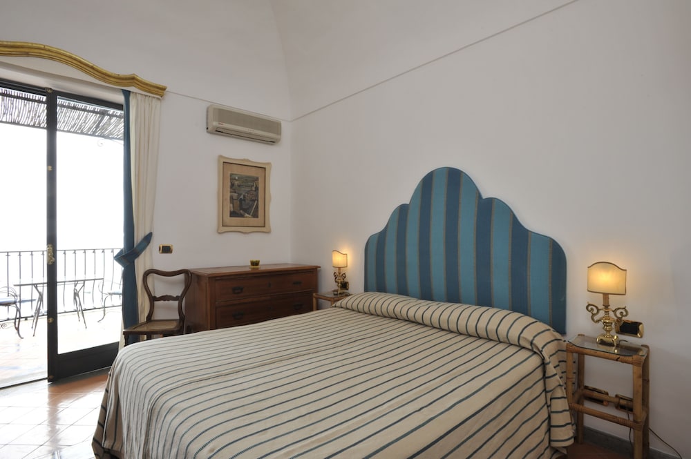 Classic Room with Double Bed or 2 Single Beds, Front or Side Sea View - Photo 1