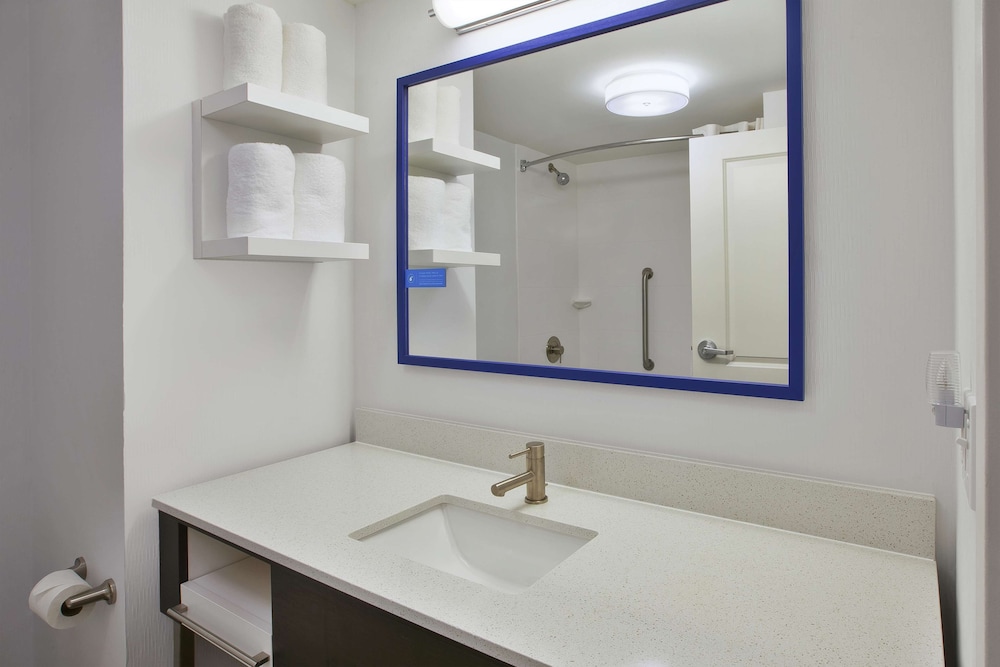 Room, 2 Queen Beds, Accessible (Hearing Shower) - Photo 1