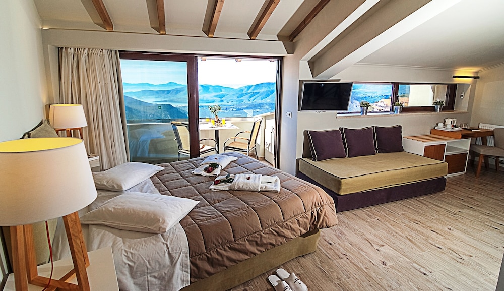 Junior Suite, Jetted Tub (Panoramic View) - Photo 1