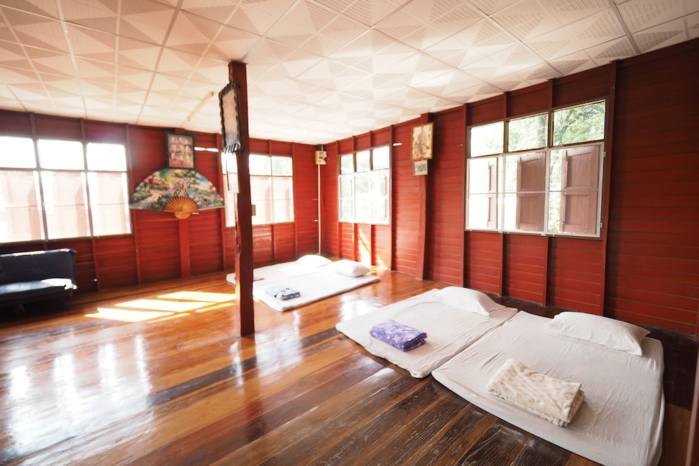Mixed Dormitory with Fan and Shared Bathroom photo 1