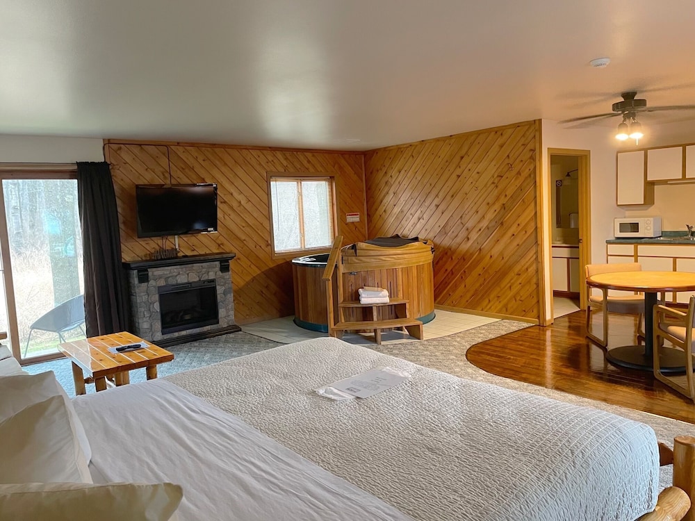 Premier Studio Suite, 1 King Bed, Hot Tub photo 1
