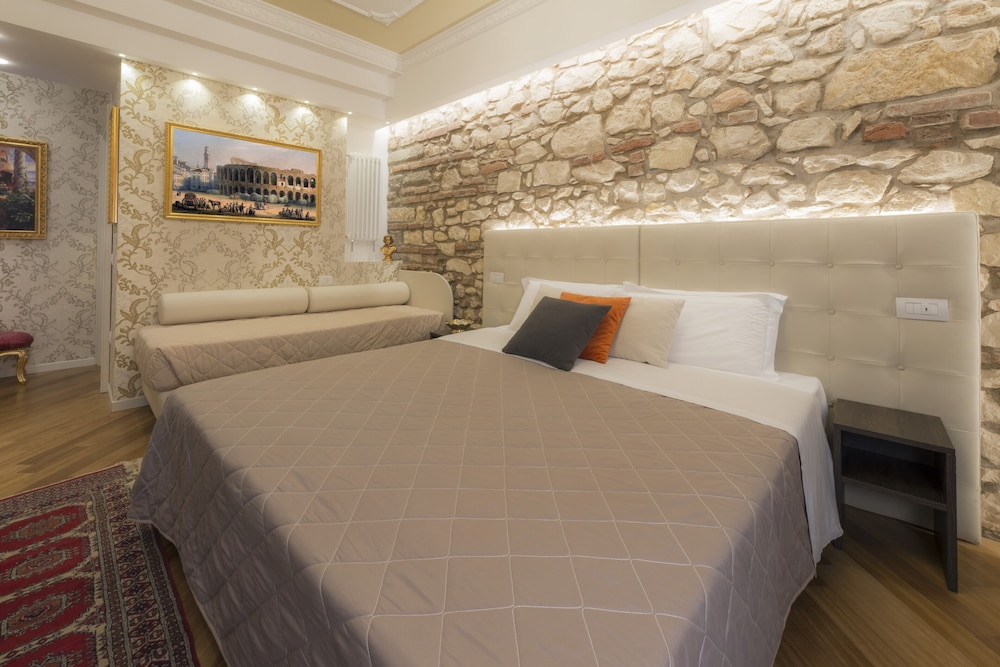 Luxury Triple Room, Non Smoking, Private Bathroom (Aida)
