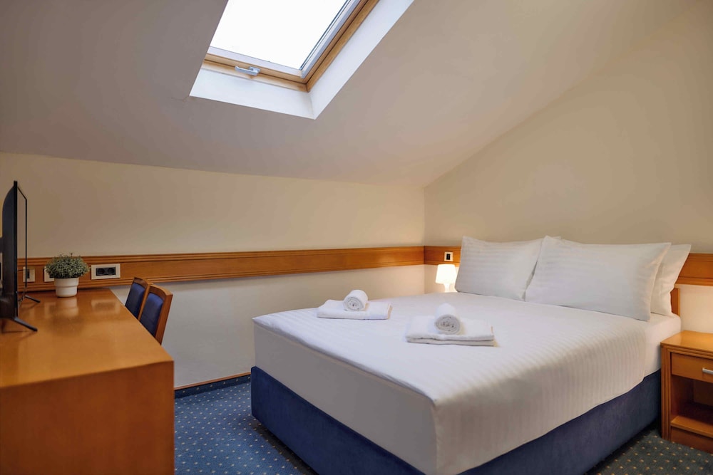Economy Attic Room - Photo 1