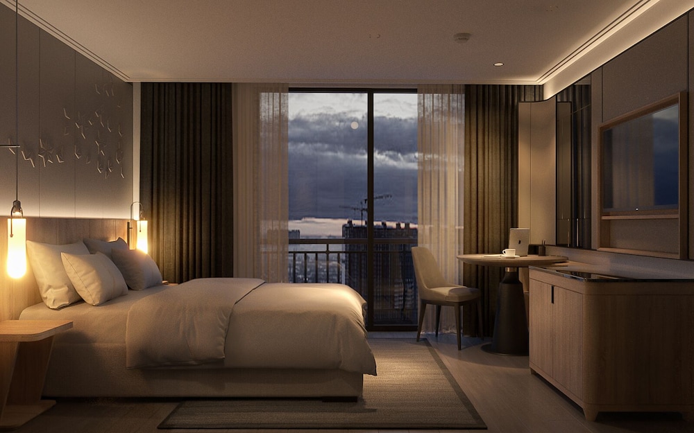 Metropole Suite French Balcony Street View