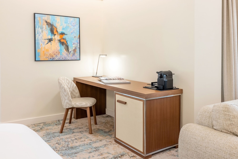 Junior Suite, 1 Queen Bed, Corner (High Floor)
