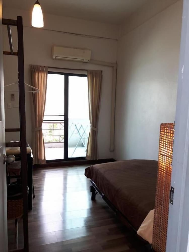 Air-Con Single Shared Bathroom