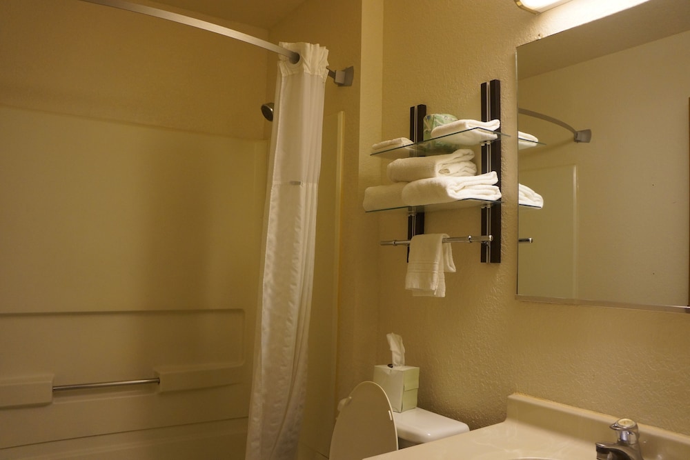 Standard Room, 1 Queen Bed - Photo 4