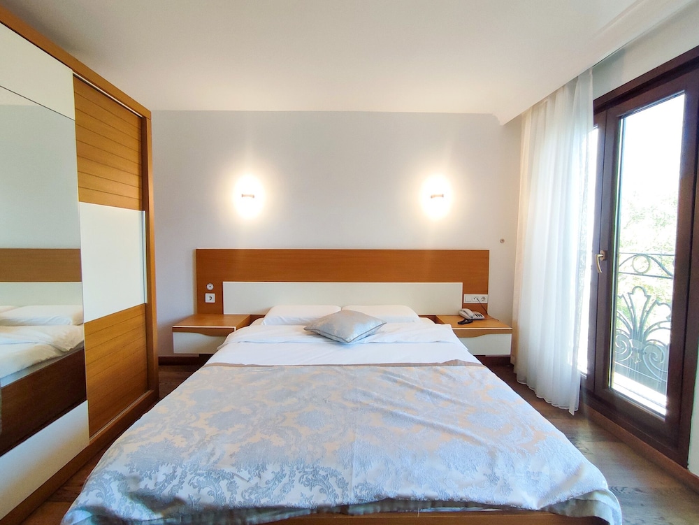 Standard Double Room, Partial Sea View photo 2