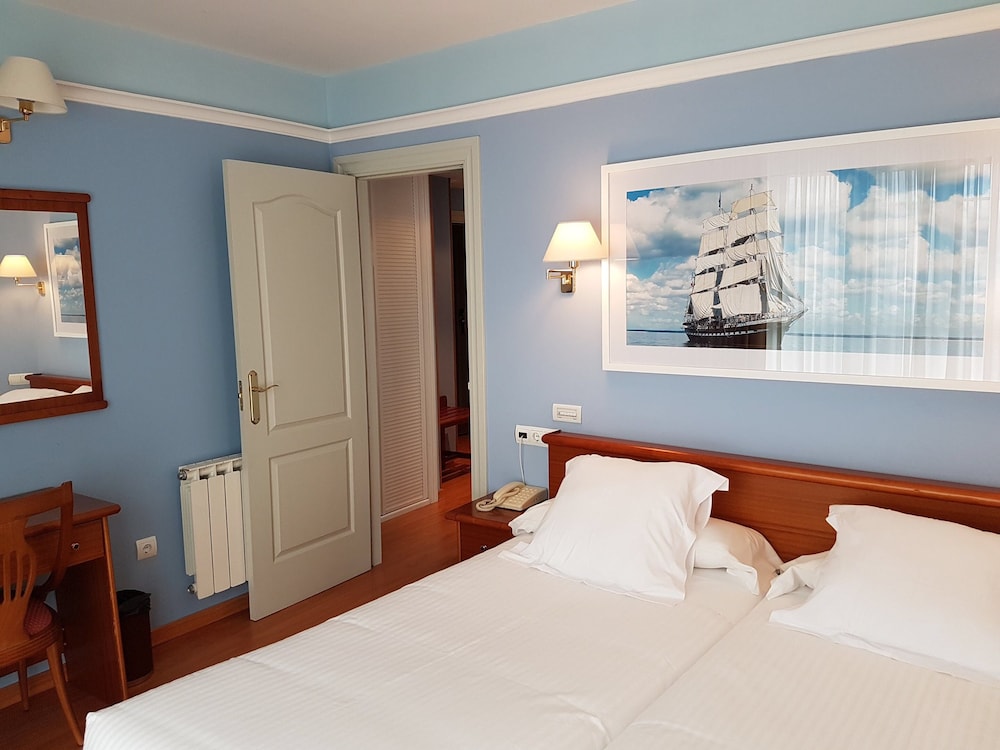 Double or Twin Room, Sea View - Photo 8