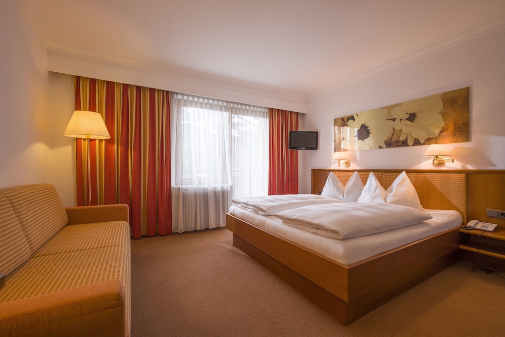 Standard Double Room, 1 Queen Bed, Balcony, South View photo 2