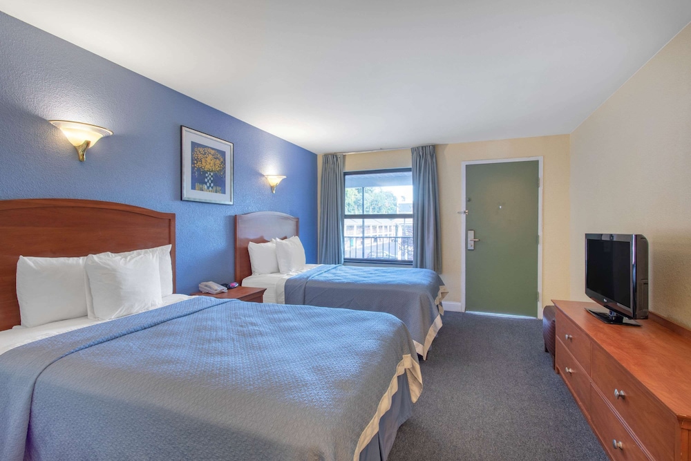 Room, 2 Double Beds, Smoking - Photo 1