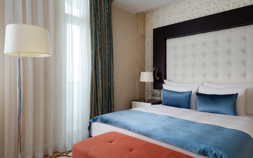 Superior Double Room, 1 Queen Bed (Free City Shuttle) photo 3