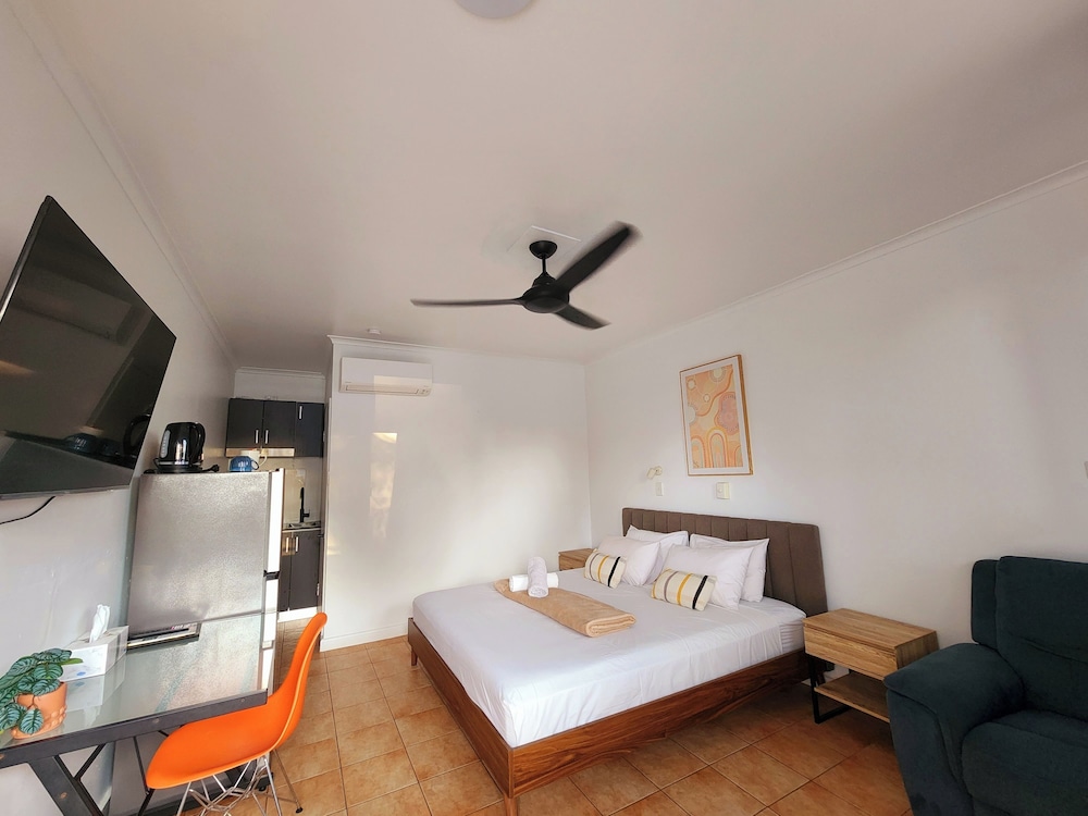 Studio King Room: Kitchenette with Cooktop photo 3