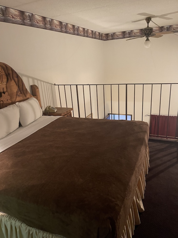 Honeymoon Room, 1 King Bed photo 3