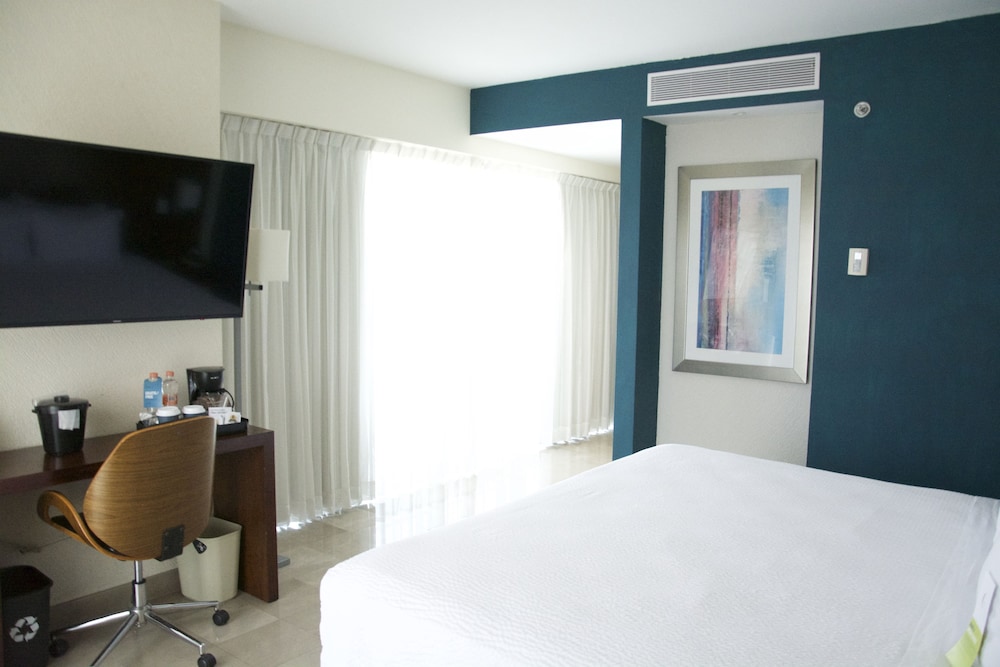 Room, 1 King Bed, Balcony, Partial Ocean View photo 3