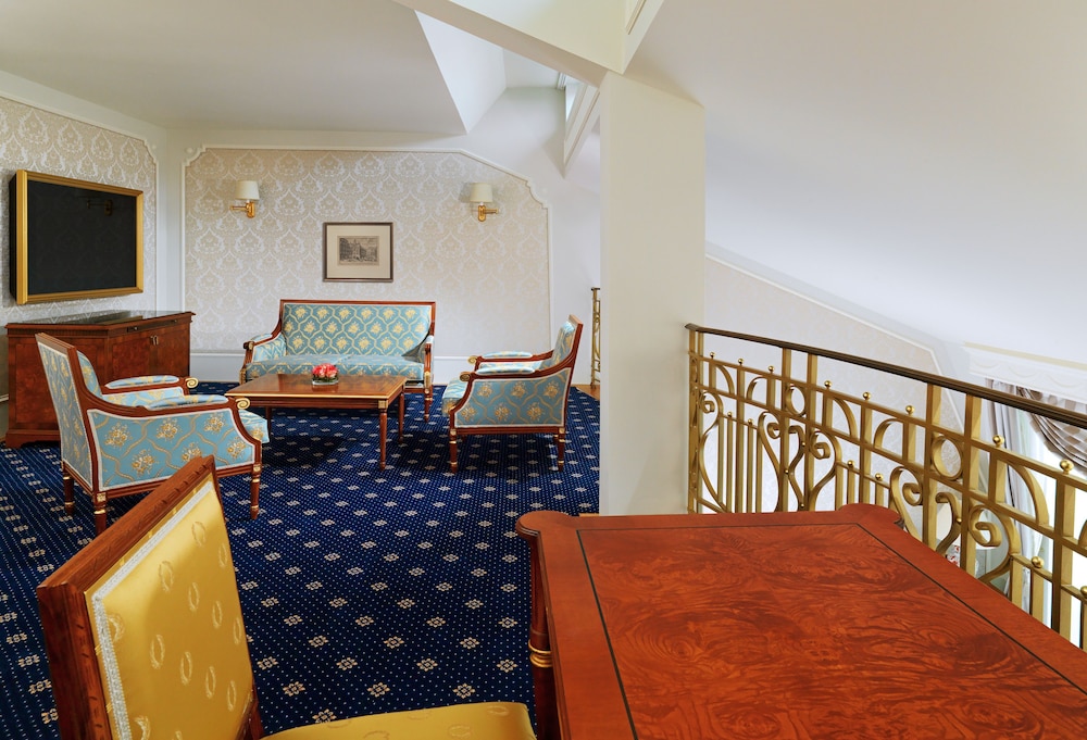 Suite, 1 King Bed, City View