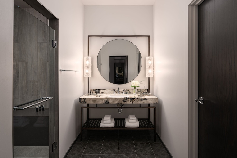Suite, 1 Bedroom - Photo 6