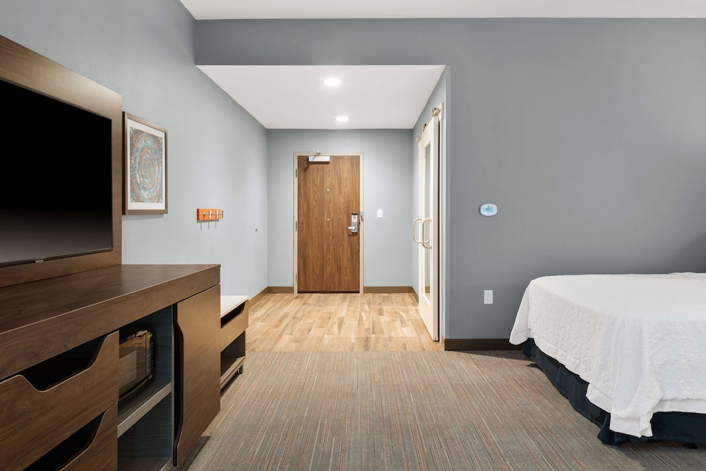 Room, 2 Queen Beds, Accessible, Bathtub - Photo 3