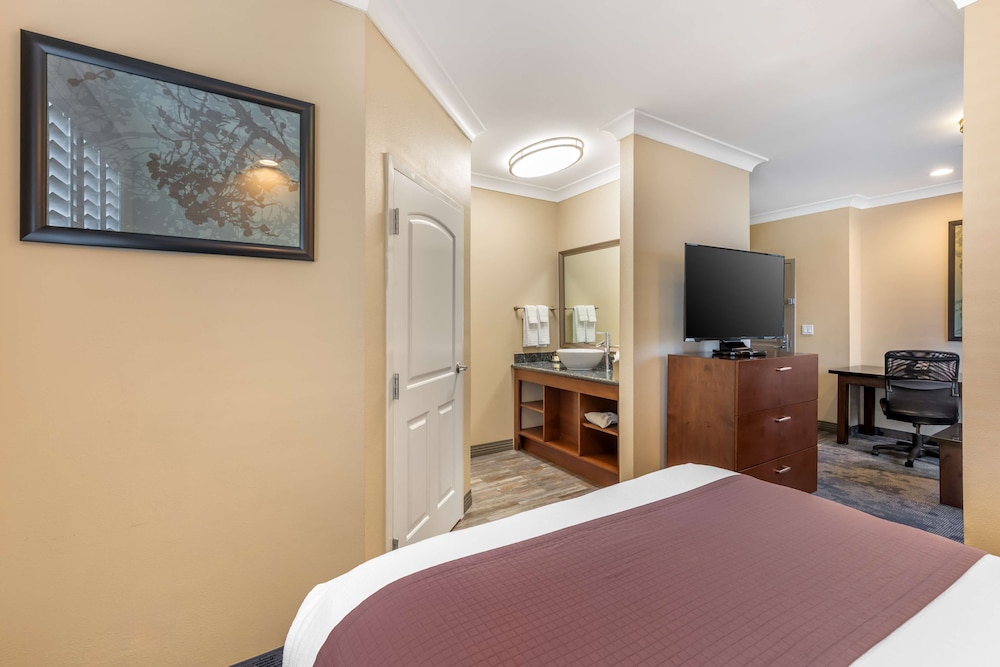 Suite, 1 Queen Bed, Non Smoking, Refrigerator & Microwave