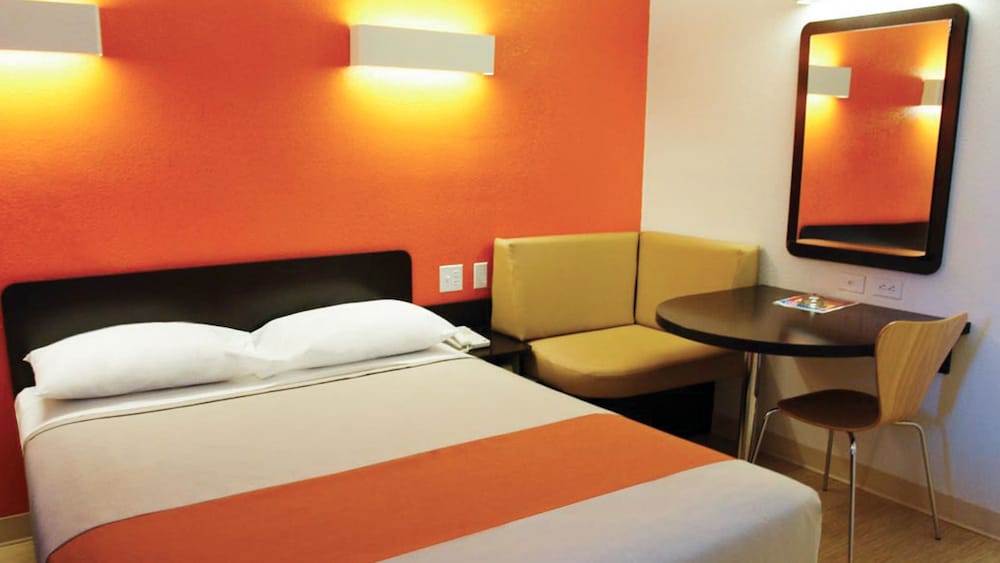 Deluxe Room, 1 King Bed, Smoking, Refrigerator