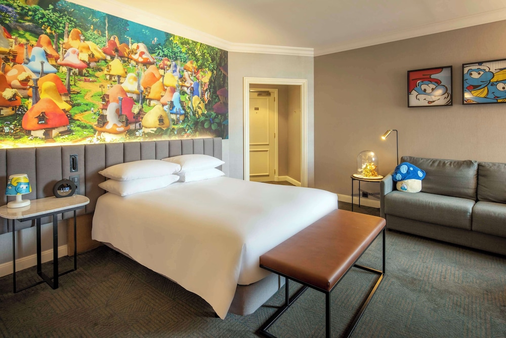 Family Room, 2 Queen Beds (Fun Smurf)