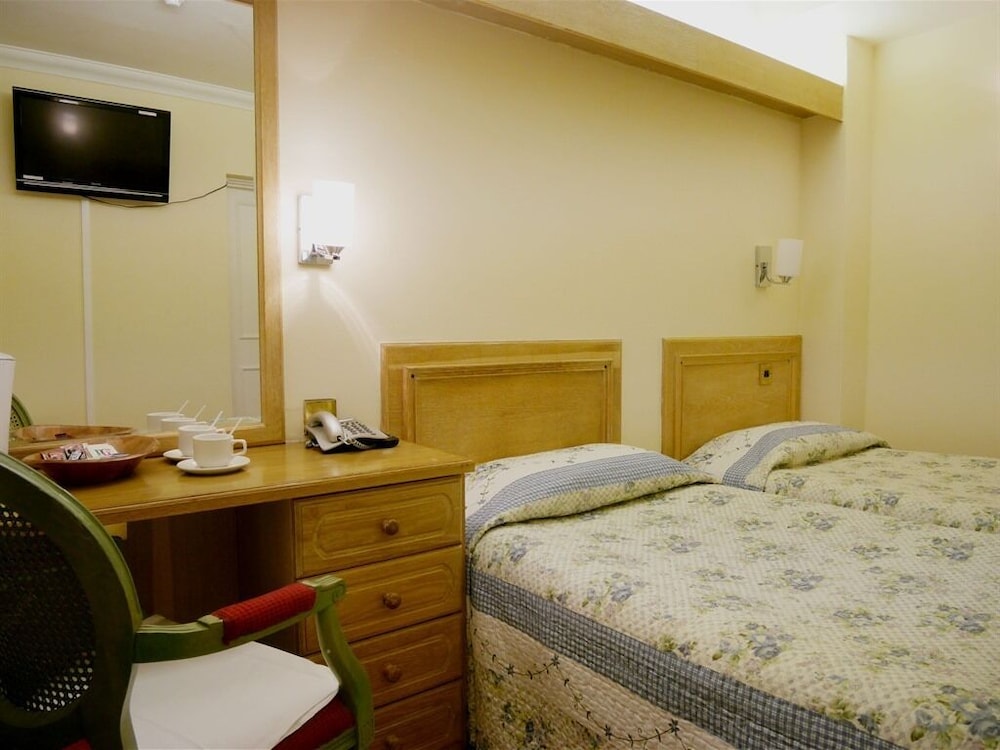 Standard Twin Room, Ensuite photo 1